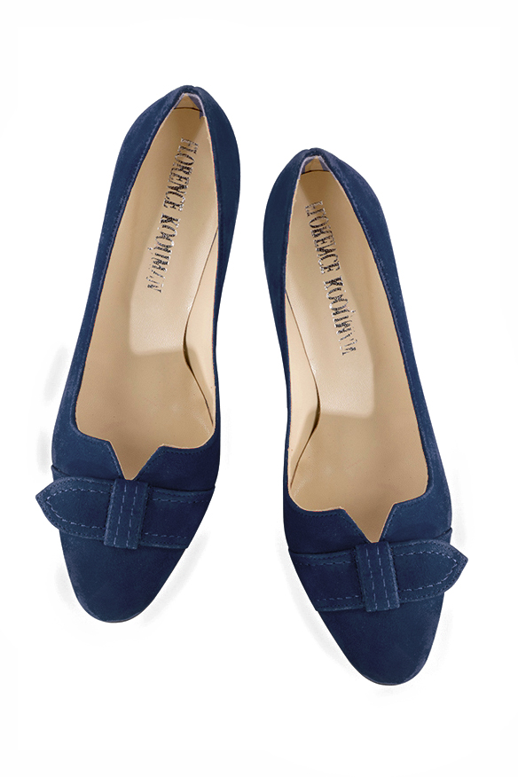 Navy blue women's dress pumps, with a knot on the front. Round toe. High slim heel. Top view - Florence KOOIJMAN